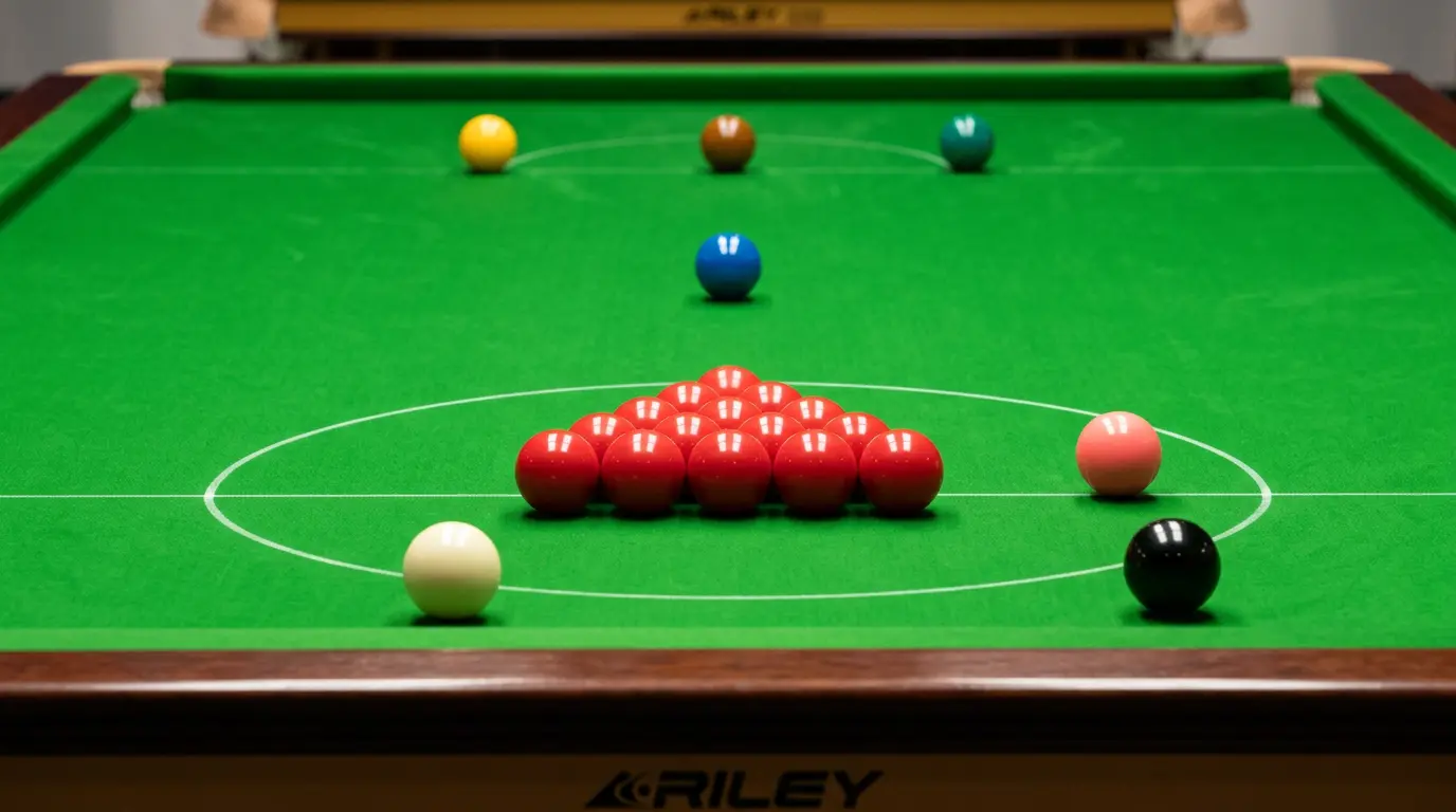 Snooker-Tisch mit farbigen Kugeln und Queue in Spielposition